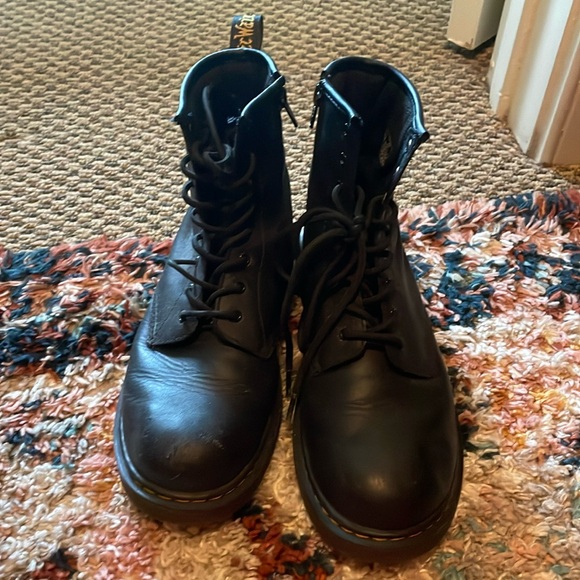 WORN - doc martins - original style - size 6 US M - Picture 1 of 5